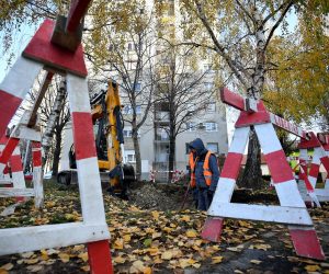 30.11.2021., Zagreb - U naselju Tresnjevka u Losinjskoj ulici doslo je do puknuca vrelovoda zbog cega je dio stanovnika bez tople vode i grijanja. Photo: Marko Lukunic/PIXSELL