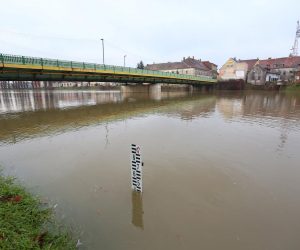 30.12.2020., Karlovac - Zbog obilnih kisa porasltao vodostaj rijeke Kupe. Na Korani i Kupi na snazi je pripremno stanje obrane od poplava. rPhoto: Kristina Stedul Fabac/PIXSELL