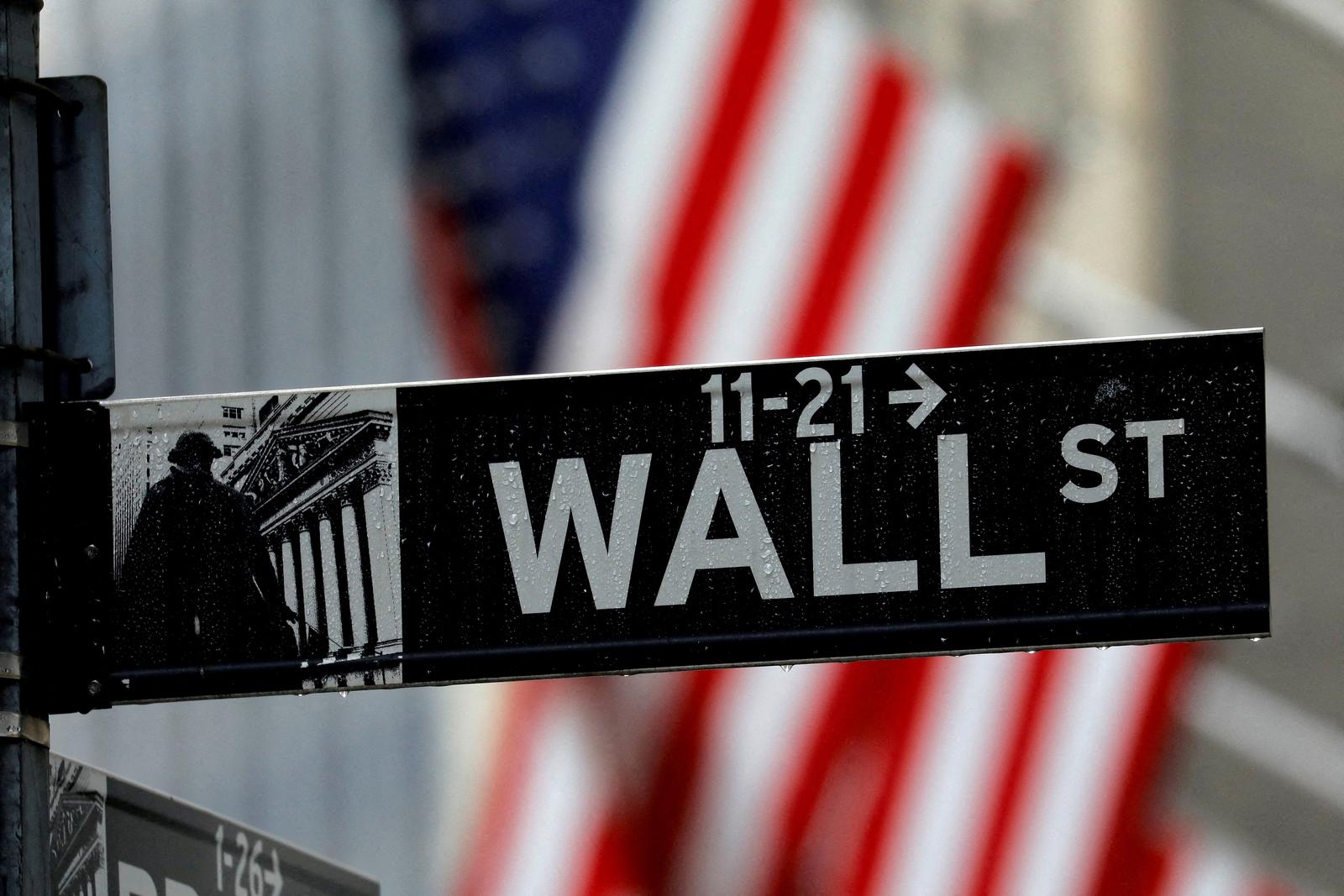 FILE PHOTO: Raindrops hang on a sign for Wall Street outside the New York Stock Exchange in Manhattan in New York City, New York, U.S., October 26, 2020. REUTERS/Mike Segar/File Photo Photo: MIKE SEGAR/REUTERS
