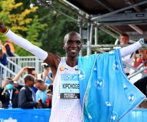 Athletics - Berlin Marathon - Berlin, Germany - September 25, 2022 Kenya's Eliud Kipchoge celebrates after winning the Berlin Marathon and breaking the World Record REUTERS/Fabrizio Bensch Photo: Fabrizio Bensch/REUTERS