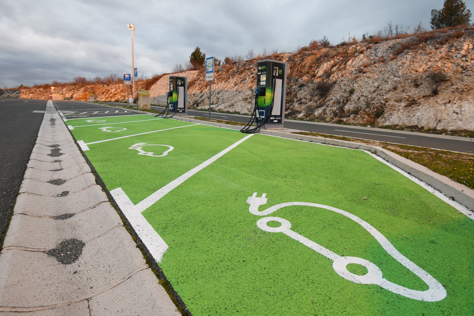 20.01.2022., Prokljan - Hrvatska elektroprivreda, odnosno njezina podruznica ELEN, od ponedjeljka 24. sijecnja krece s naplatom usluge punjenja na svojim javno dostupnim punionicama na domacim autocestama. Pixsell/Hrvoje Jelavic