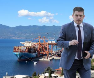 11.09.2022., Rijeka - Teretni brod za prijevoz kontejnera Maersk Havana prekrcava kontejnere na kontejnerskom ternimalu rijecke luke na Brajdici. 
  Photo: Goran Kovacic/PIXSELL