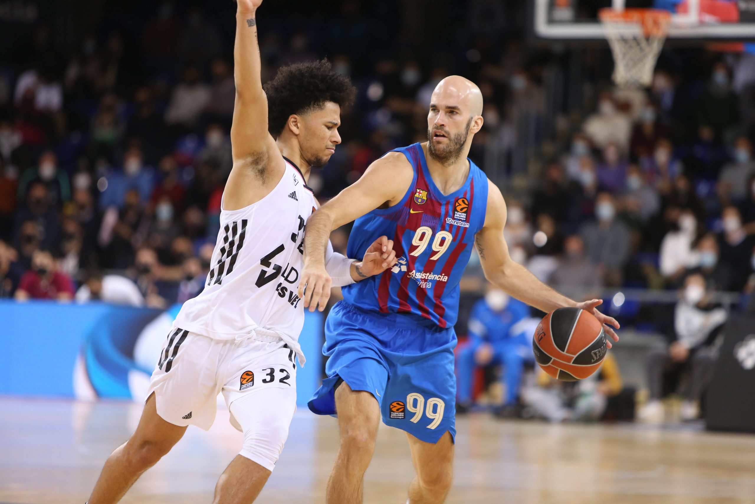 Matthew Strazel of Lyon - Villeurbanne and Nick Calathes of FC Barcelona during the Turkish Airlines EuroLeague basketball match between FC Barcelona and LDLC ASVEL on January 27, 2022 at Palau Blaugrana in Barcelona, Spain - ASKET BALL : FC Barcelone vs LDLC ASVEL Lyon Villeurbanne - Turkish Airlines Euroligue - 27/01/2022 LaurentLairys/Panoramic PUBLICATIONxNOTxINxFRAxITAxBEL
