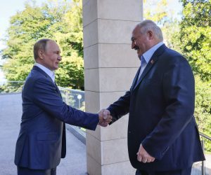 epa10206938 Russian President Vladimir Putin (L) shakes hands with Belarusian President Alexander Lukashenko (R), during their meeting at the Bocharov Ruchei residence in the resort city of Sochi, Russia, 26 September 2022.  EPA/GAVRIIL GRIGOROV / SPUTNIK / KREMLIN POOL