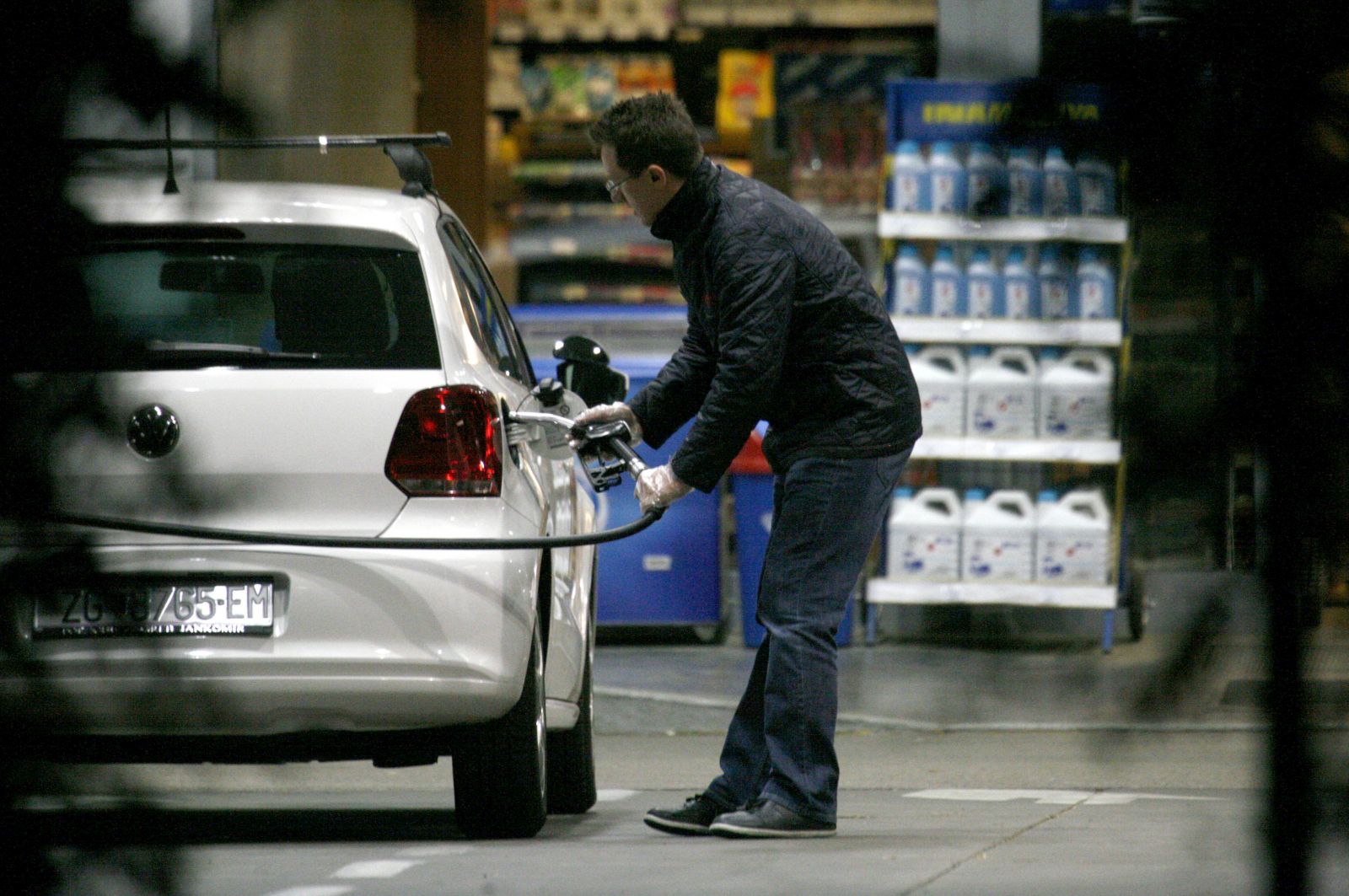 Zagreb, 18.2.2013 - Cijene naftnih derivata od ponoæi æe ponovno porasti, benzina za 18, odnosno 19 lipa po litri, eurodizela i lo ulja za 16 lipa, a utvrðena je i cijena plavog dizela s oznakom euro koja od sutra iznosi 6,73 kune, podaci su Ministarstva gospodarstva koje je danas objavilo najvie razine maloprodajnih cijena naftnih derivata u razdoblju od 19. veljaèe do 4. oujka. Arhivska fotografija od 16.4.2012. godine prikazuje mukarca na benzinskoj crpki u Zagrebu. 
foto FaH/ Dario GRZELJ/ ua