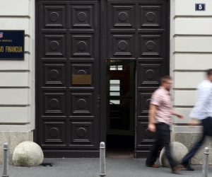Zagreb, 02.08.2011 - U Ministarstvu financija odran je sastanak predstavnika ministarstva i banaka o moguænostima ublaavanja tereta otplate korisnicima kredita u vicarskim francima, èija rate s visokim rastom teèaja vicarske valute za mnoge postaju nepodnoljiv teret. Na slici ulaz u Ministarstvo financija u Zagrebu.
foto FaH/ Damir SENÈAR /ds