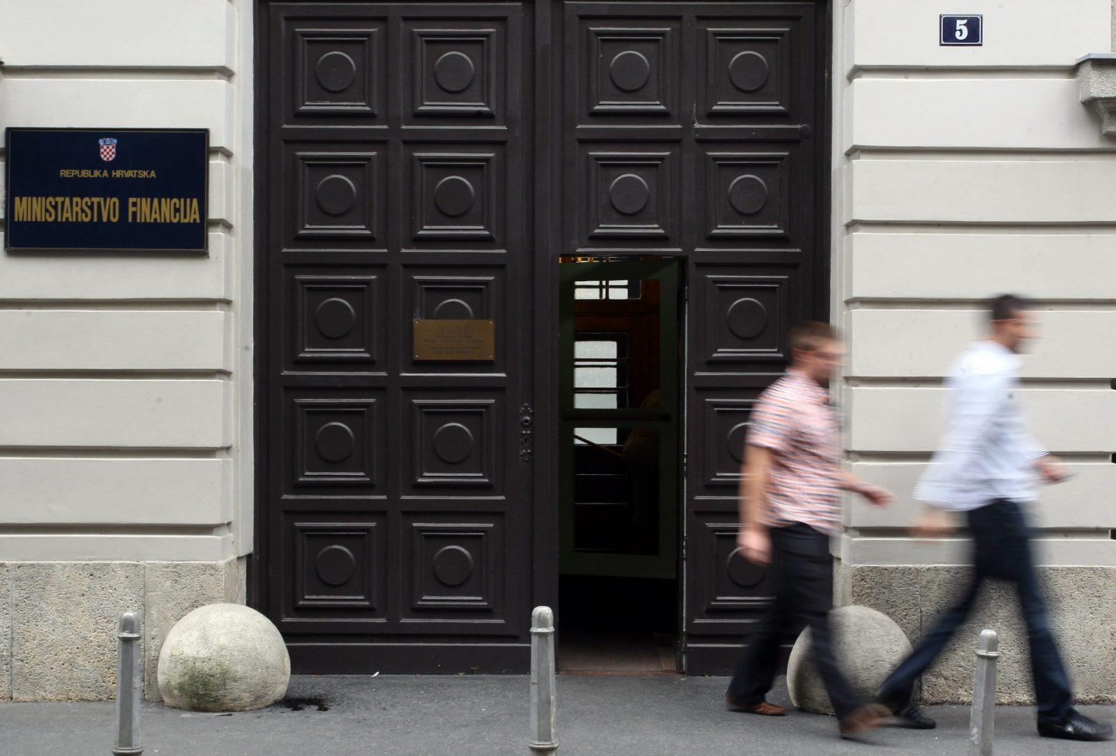 Zagreb, 02.08.2011 - U Ministarstvu financija odran je sastanak predstavnika ministarstva i banaka o moguænostima ublaavanja tereta otplate korisnicima kredita u vicarskim francima, èija rate s visokim rastom teèaja vicarske valute za mnoge postaju nepodnoljiv teret. Na slici ulaz u Ministarstvo financija u Zagrebu.
foto FaH/ Damir SENÈAR /ds