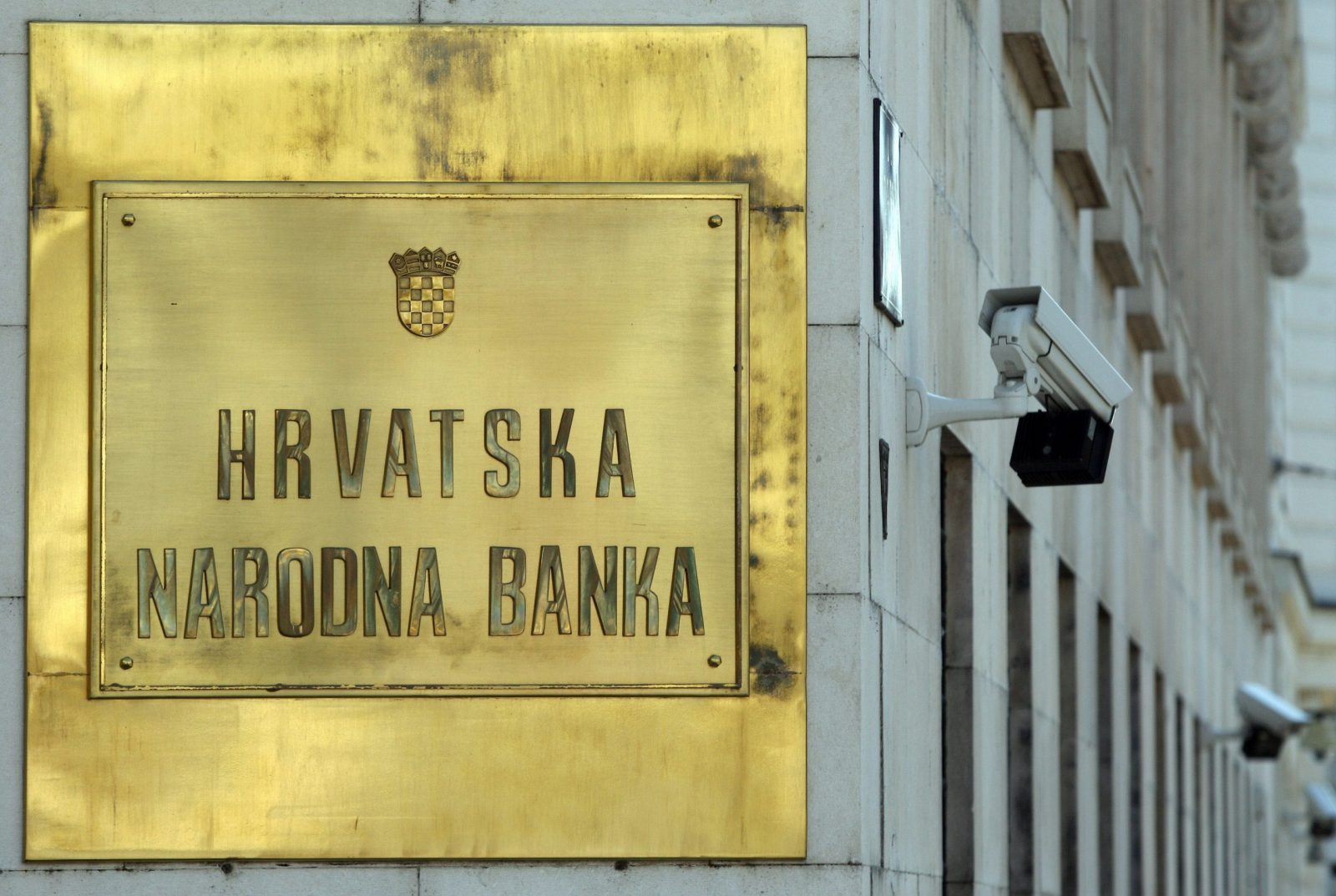 Zagreb, 06.09.2011 - Arhivska fotografija od dana 17.07.2011. godine prikazuje zgradu Hrvatske narodne banke (HNB) u Zagrebu. vicarski je frank na danas utvrðenoj teèajnoj listi Hrvatske narodne banke (HNB) u odnosu na juèeranju teèajnicu pao prema kuni za rekordnih 7,24 posto, pa srednji teèaj iznosi 6,227 kuna. 
foto FaH/ Damir SENÈAR/ ik