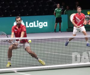 epa10186743 Croatian players Nikola Mektic (L) and Mate Pavic (R) in action against Swedish players Mikael Ymer and Elias Ymer during their doubles match of the Davis Cup Finals group A tie between Croatia and Sweden in Casalecchio, near Bologna, Italy, 15 September 2022.  EPA/ELISABETTA BARACCHI