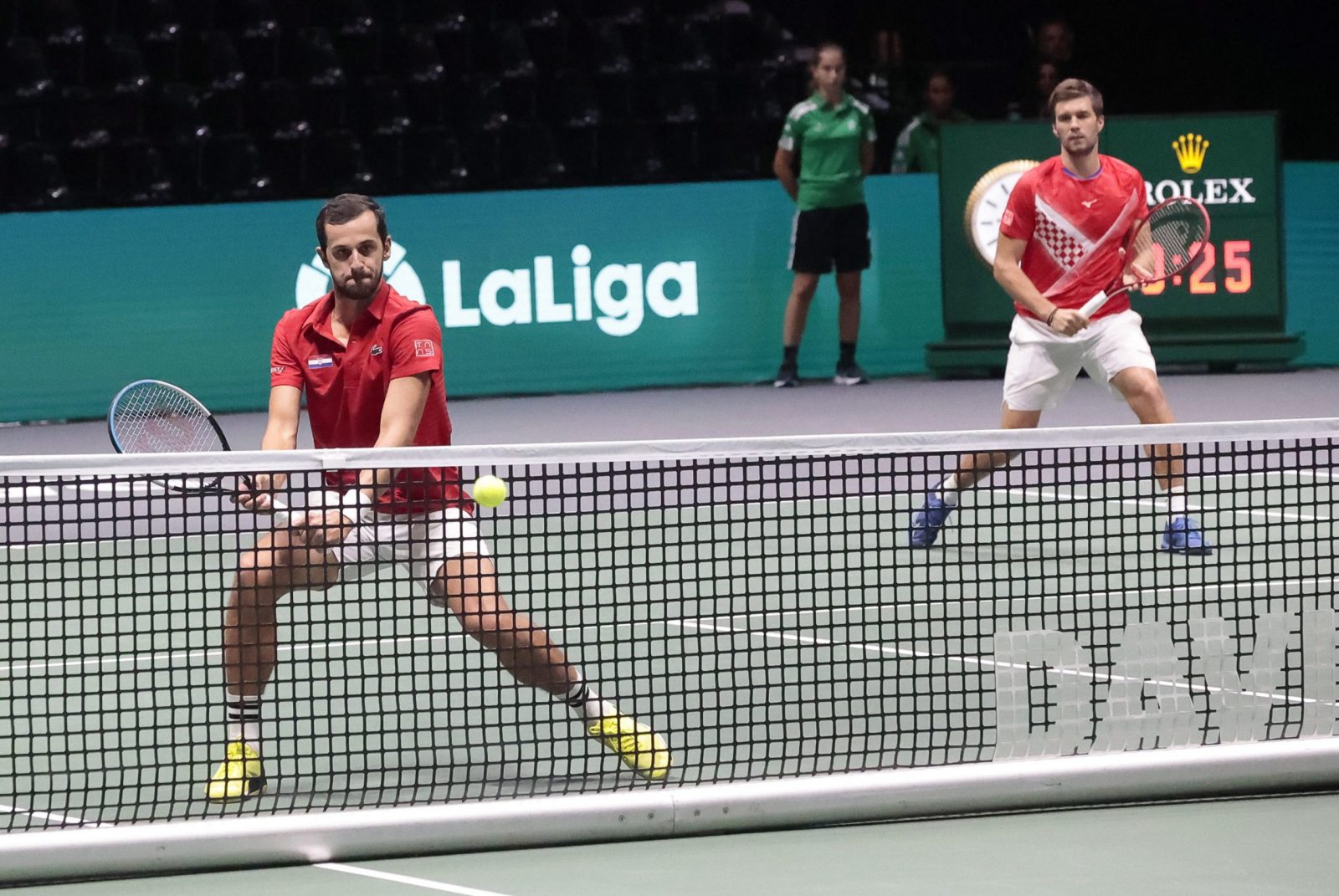 epa10186743 Croatian players Nikola Mektic (L) and Mate Pavic (R) in action against Swedish players Mikael Ymer and Elias Ymer during their doubles match of the Davis Cup Finals group A tie between Croatia and Sweden in Casalecchio, near Bologna, Italy, 15 September 2022.  EPA/ELISABETTA BARACCHI