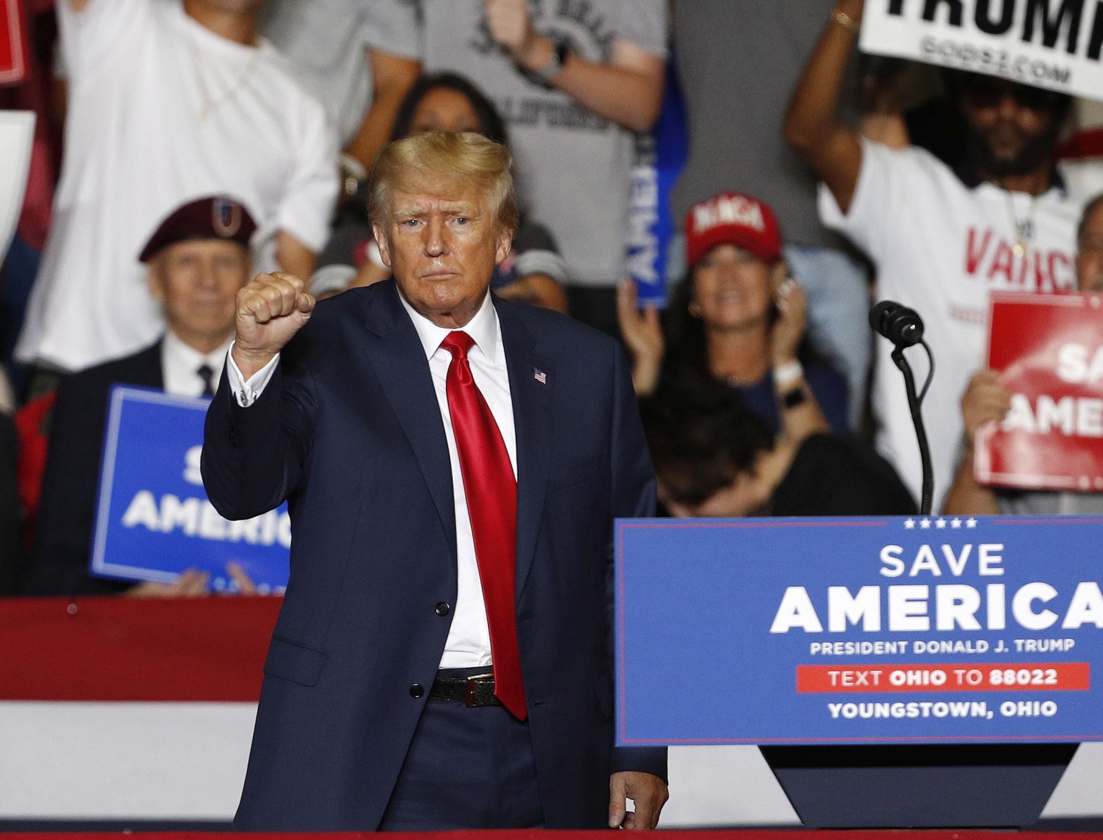 epa10190823 Former US President Donald Trump gestures during a Save America rally at the Covelli Centre in Youngstown, Ohio, USA, 17 September 2022.  EPA/DAVID MAXWELL