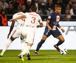 epa10192357 Paris Saint Germain's Kylian Mbappe (R) in action during the French Ligue 1 soccer match between Olympique Lyonnais and Paris Saint-Germain (PSG) in Decines, near Lyon, France, 18 September 2022.  EPA/Mohammed Badra