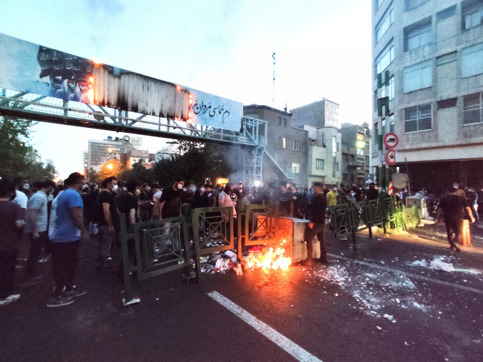 epa10197705 People clash with police during a protest  following the death of Mahsa Amini, in Tehran, Iran, 21 September 2022. Mahsa Amini, a 22-year-old Iranian woman, was arrested in Tehran on 13 September by the morality police, a unit responsible for enforcing Iran's strict dress code for women. She fell into a coma while in police custody and was declared dead on 16 September, with the authorities saying she died of a heart failure while her family advising that she had no prior health conditions. Her death has triggered protests in various areas in Iran and around the world. According to Iran's state news agency IRNA, Iranian President Ebrahim Raisi expressed his sympathy to the family of Amini on a phone call and assured them that her death will be investigated carefully. Chief Justice of Iran Gholam-Hossein Mohseni-Eje'i assured her family that upon its conclusion, the investigation results by the Iranian Legal Medicine Organization will be announced without any special considerations.  EPA/STR
