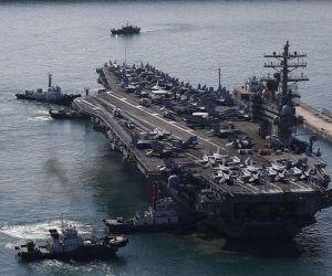 epa10200501 The USS Ronald Reagan (CVN 76), a US Navy Nimitz-class nuclear-powered aircraft carrier, arrives at a port in the southeastern coastal city of Busan, South Korea, 23 September 2022.  EPA/JEON HEON-KYUN