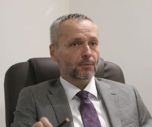 Beograd, 23.09.2022. - Viši sud u Beogradu poslao je poziv za suđenje četvorici hrvatskih pilota, optuženih da su u kolovozu 1995. raketirali kolonu izbjeglica na Petrovačkoj cesti, kod Bosanskog Petrovca, potvrdio je u petak za Hinu beogradski odvjetnik Aleksandar Olenik, dodijeljen od srbijanskog pravosuđa kao branitelj po službenoj dužnosti. Na fotografiji Aleksandar Olenik.
foto HINA/ FoNet Zoran Mrđa/ ml