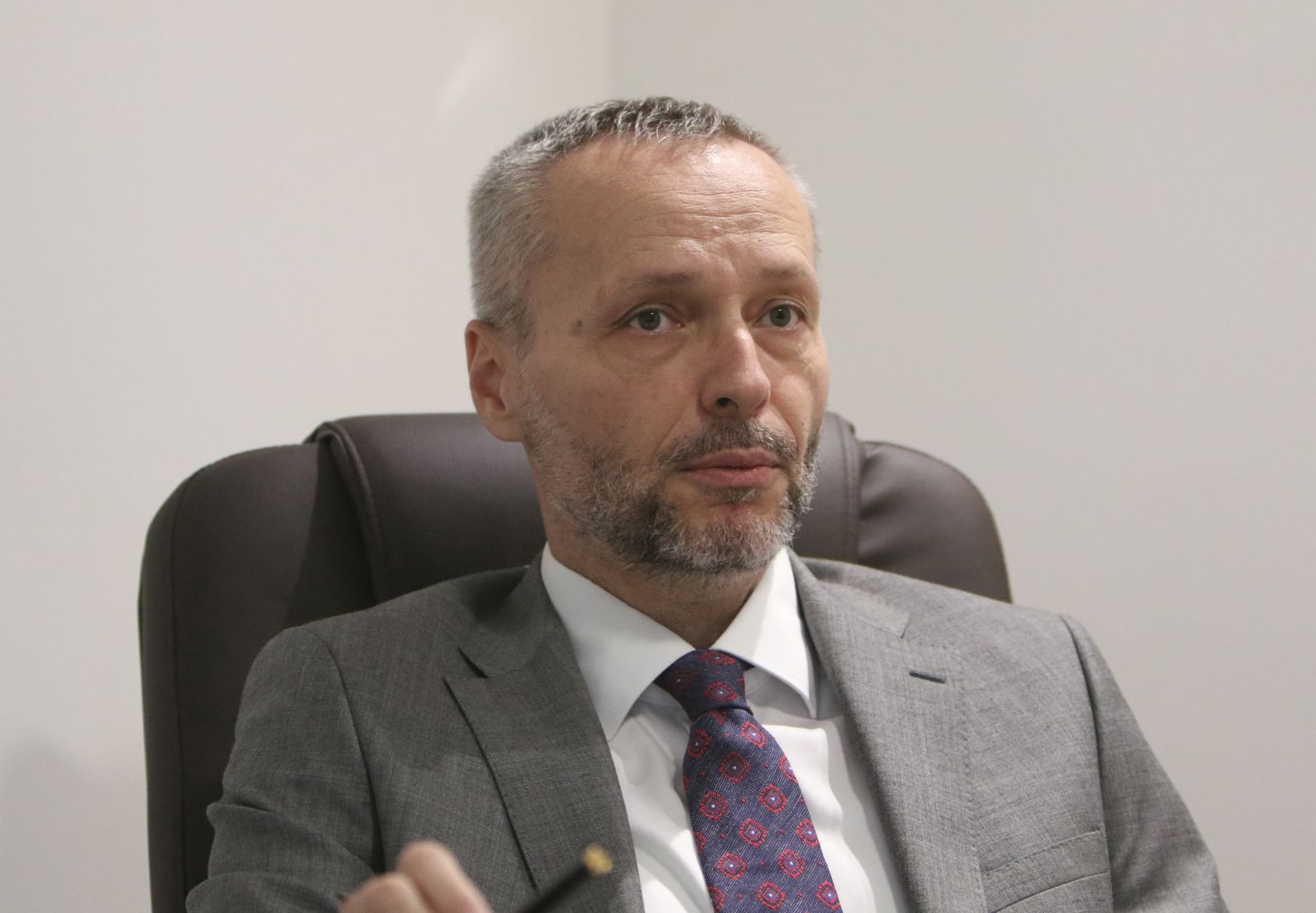 Beograd, 23.09.2022. - Viši sud u Beogradu poslao je poziv za suđenje četvorici hrvatskih pilota, optuženih da su u kolovozu 1995. raketirali kolonu izbjeglica na Petrovačkoj cesti, kod Bosanskog Petrovca, potvrdio je u petak za Hinu beogradski odvjetnik Aleksandar Olenik, dodijeljen od srbijanskog pravosuđa kao branitelj po službenoj dužnosti. Na fotografiji Aleksandar Olenik.
foto HINA/ FoNet Zoran Mrđa/ ml