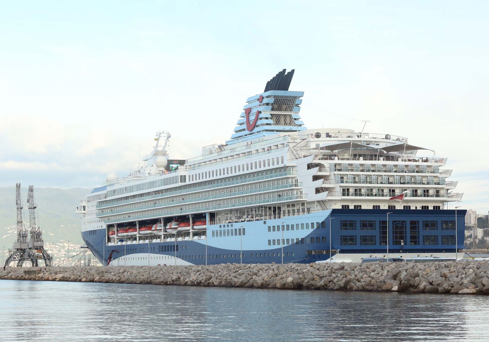 Rijeka, 24.09.2022. - Dva kruzera koji su pristali u subotu u riječku luku sa preko tri tisuće turista naznaka su da će se ova rekordna turistička sezona produžiti i u jesenjim danima.
foto HINA/ Miljenko KLEPAC/ ml