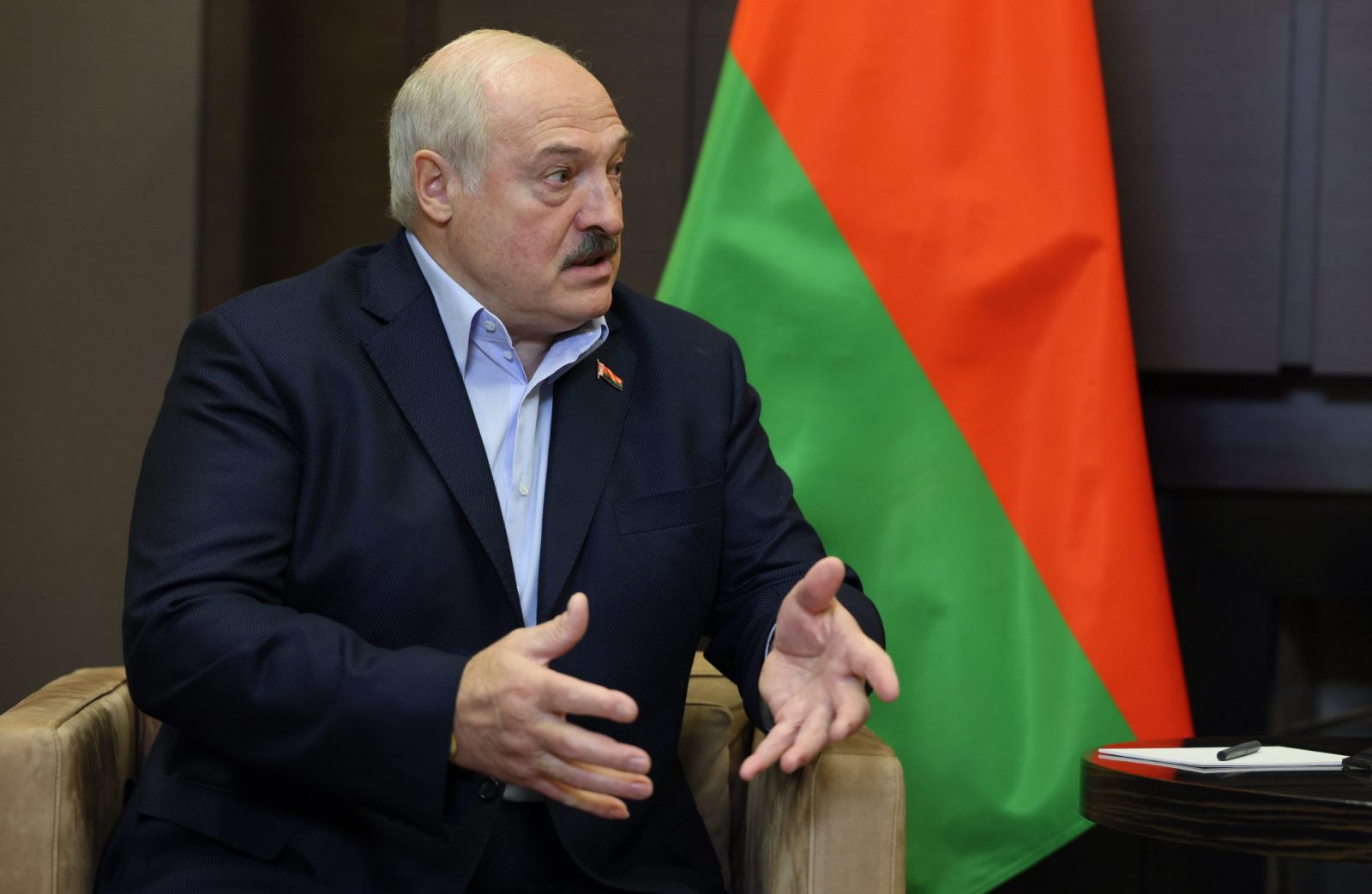 epa10206939 Belarusian President Alexander Lukashenko talks to Russian President Vladimir Putin, during their meeting at the Bocharov Ruchei residence in the resort city of Sochi, Russia, 26 September 2022.  EPA/GAVRIIL GRIGOROV / SPUTNIK / KREMLIN POOL