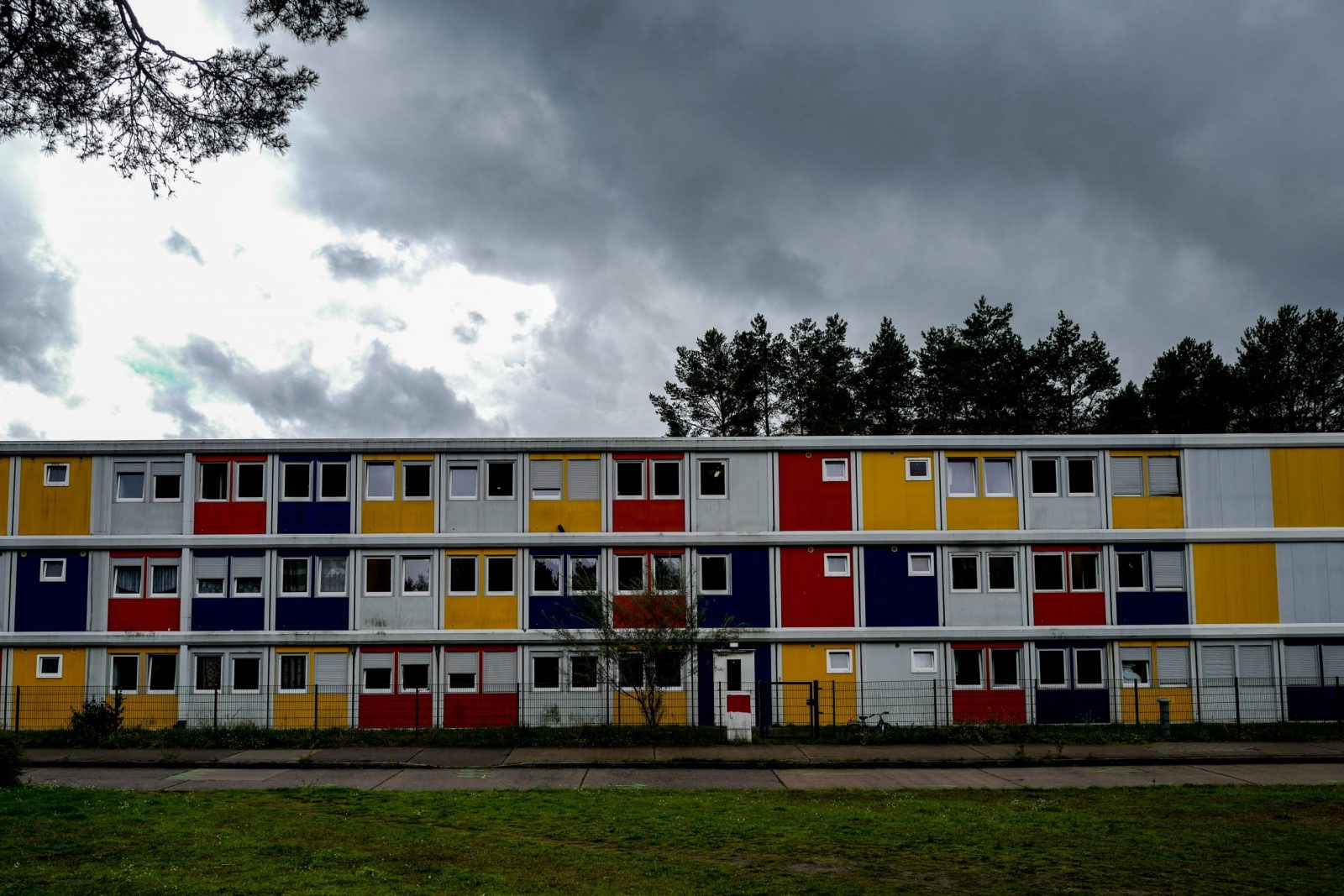 epa10209488 A view shows containers used as houses for refugees in Berlin, Germany, 27 September 2022. Due to the increasing number of refugees arriving in Germany via the Balkan and Mediterranean routes and the 992,517 war refugees from Ukraine registered by 17 September, many refugee shelters in Germany are already full. According to the Ministry of the Interior, a total of 132,000 people had applied for asylum in the first eight months of the year, an increase of almost 19 per cent compared to the same period last year.  EPA/FILIP SINGER