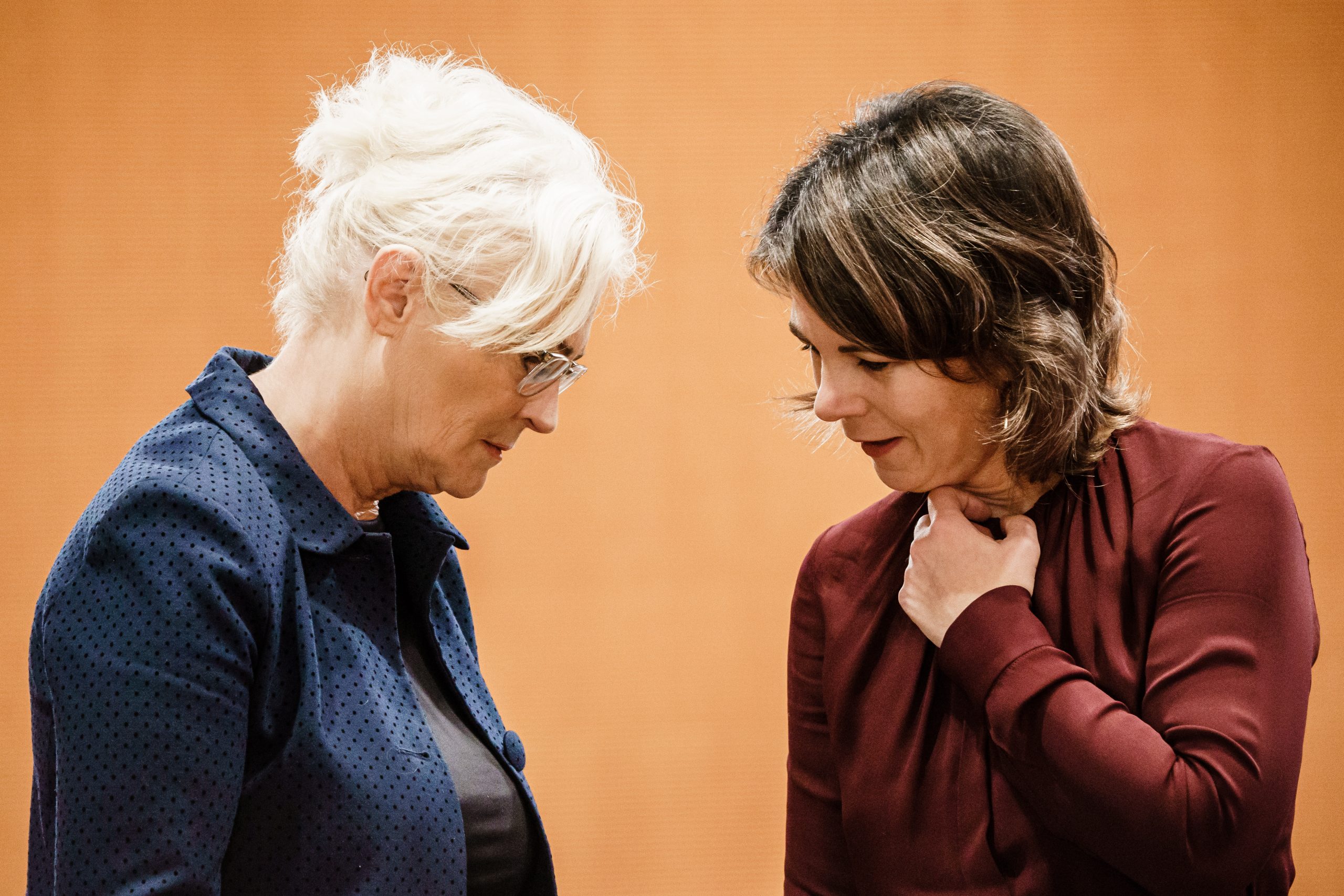 epa10211157 German Defense Minister Christine Lambrecht (L) and German Foreign Minister Annalena Baerbock talk at the beginning of the weekly cabinet meeting at the Chancellery in Berlin, Germany, 28 September 2022.  EPA/CLEMENS BILAN
