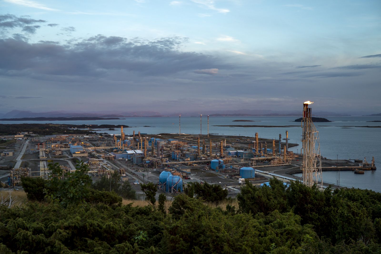 epa10212265 The Karsto processing plant in North Rogaland, Norway, 28 September 2022. Dry gas is exported from Karsto through the Europipe II pipeline to Dornum in northern Germany and through the transport systems Statpipe and Norpipe to Emden.  EPA/Cornelius Poppe  NORWAY OUT