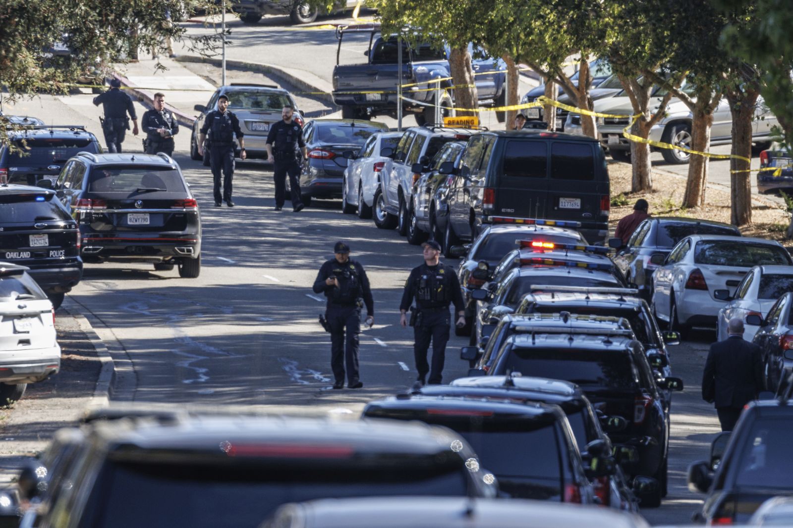 epa10212504 Law enforcement work at the scene of a shooting at a complex which houses several schools including Sojourner Truth Independent Study, in East Oakland, California, USA, 28 September 2022.  EPA/PETER DASILVA