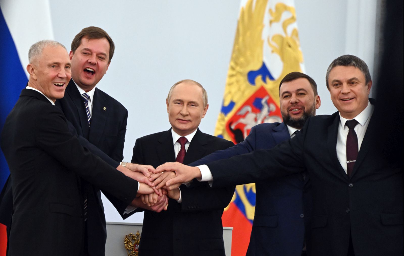 epa10215779 Russian President Vladimir Putin (C) with Head of the Donetsk People's Republic Denis Pushilin (2-R), Head of the Luhansk People's Republic Leonid Pasechnik (R), Head of the Zaporozhye Region Yevhen Balitsky (2-L), Head of the Kherson Region Vladimir Saldo (L) celebrate during a ceremony to sign treaties on new territories' accession to Russia at the Grand Kremlin Palace in Moscow, Russia, 30 September 2022. From 23 to 27 September, residents of the self-proclaimed Luhansk and Donetsk People's Republics as well as the Russian-controlled areas of the Kherson and Zaporizhzhia regions of Ukraine voted in a so-called 'referendum' to join the Russian Federation.  EPA/GEORGY SISOYEV / SPUTNIK / KREMLIN POOL MANDATORY CREDIT