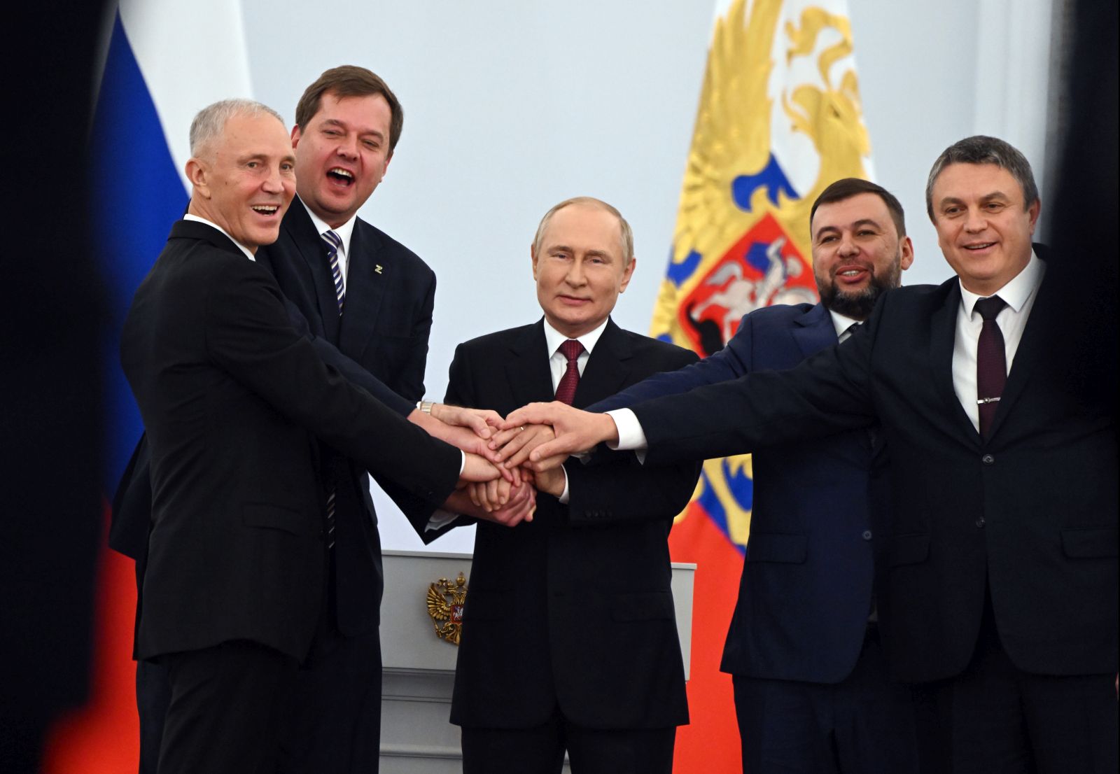 epa10215779 Russian President Vladimir Putin (C) with Head of the Donetsk People's Republic Denis Pushilin (2-R), Head of the Luhansk People's Republic Leonid Pasechnik (R), Head of the Zaporozhye Region Yevhen Balitsky (2-L), Head of the Kherson Region Vladimir Saldo (L) celebrate during a ceremony to sign treaties on new territories' accession to Russia at the Grand Kremlin Palace in Moscow, Russia, 30 September 2022. From 23 to 27 September, residents of the self-proclaimed Luhansk and Donetsk People's Republics as well as the Russian-controlled areas of the Kherson and Zaporizhzhia regions of Ukraine voted in a so-called 'referendum' to join the Russian Federation.  EPA/GEORGY SISOYEV / SPUTNIK / KREMLIN POOL MANDATORY CREDIT