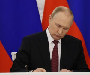 epa10215869 Russian President Vladimir Putin signs documents during a ceremony to sign treaties on new territories' accession to Russia at the Grand Kremlin Palace in Moscow, Russia, 30 September 2022. From 23 to 27 September, residents of the self-proclaimed Luhansk and Donetsk People's Republics as well as the Russian-controlled areas of the Kherson and Zaporizhzhia regions of Ukraine voted in a so-called 'referendum' to join the Russian Federation.  EPA/MIKHAIL METZEL / SPUTNIK / KREMLIN POOL MANDATORY CREDIT