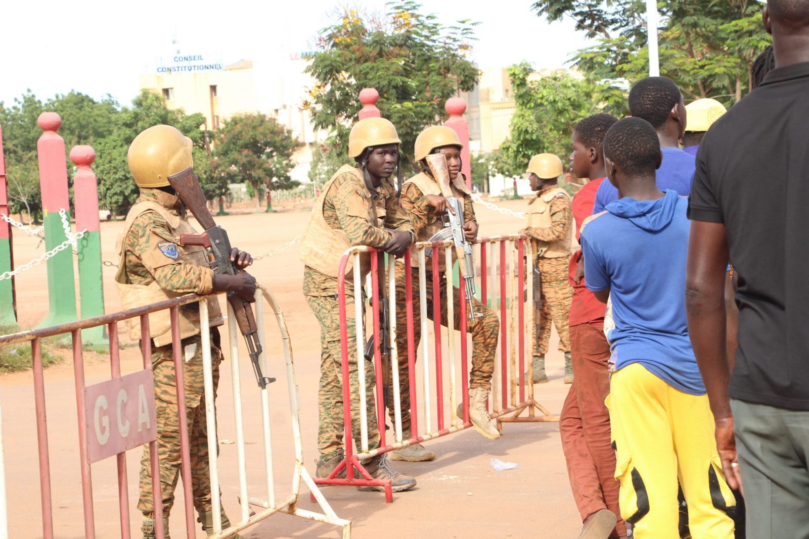 epa10216249 Burkina Faso military close off access to government buildings in Ouagadougou, Burkina Faso, 30 September 2022. Gunshots have been heard near the presidential palace in Ouagadougou with what some residents claim to be an alleged coup attempt. Access has been blocked by the military to some government buildings including the national assembly and the national broadcaster. In January 2022 the current head of state, Lt-Col Paul-Henri Damiba, ousted President Roch Kabore through a coup. Lieutenant Colonel Paul-Henri Damiba has called for calm.  EPA/ASSANE OUEDRAOGO