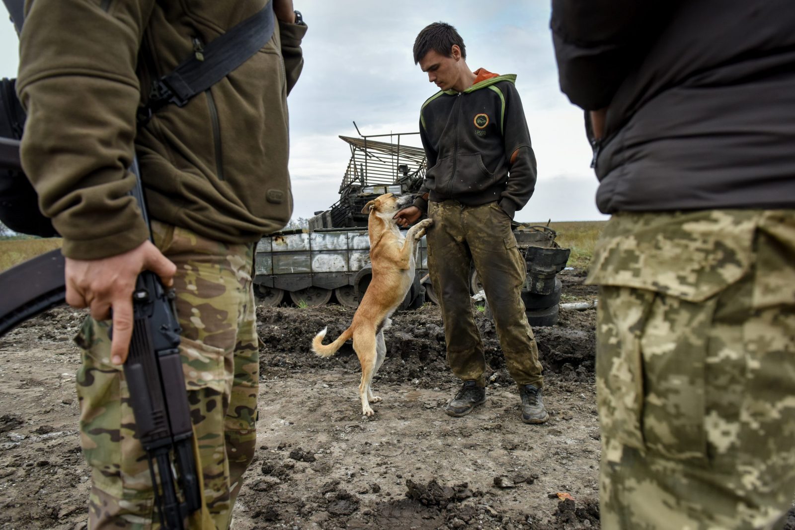 epaselect epa10216477 A Ukrainian serviceman pets a dog near a captured Russian tank in Kharkiv region, Ukraine, 30 September 2022. The Ukrainian army pushed Russian troops from occupied territory in the northeast of the country in a counterattack. Kharkiv and surrounding areas have been the target of heavy shelling since February 2022, when Russian troops entered Ukraine starting a conflict that has provoked destruction and a humanitarian crisis.  EPA/OLEG PETRASYUK