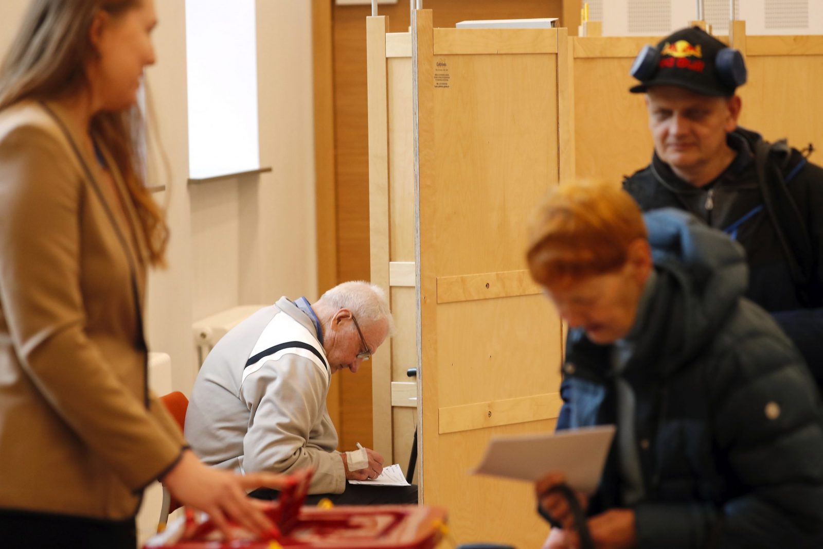 epa10217223 A person casts their vote at a polling station during the Parliamentary elections in Sigulda, Latvia, 01 October 2022. Latvia holds their 14th parliamentary elections on 01 October 2022.  EPA/TOMS KALNINS