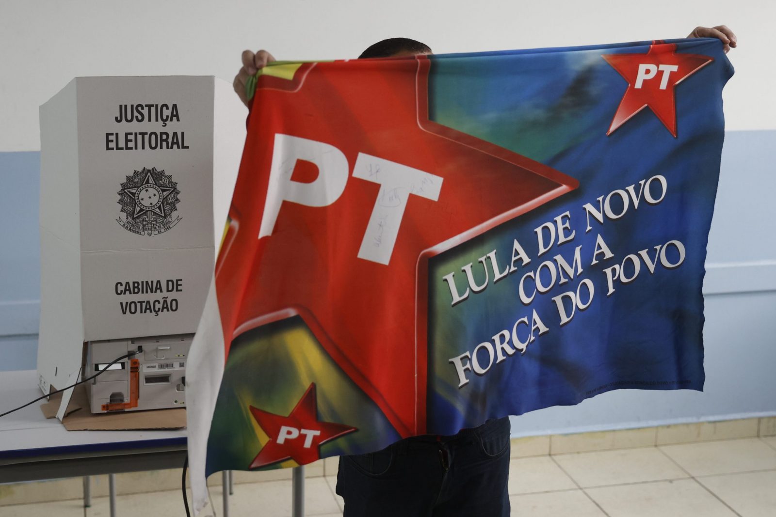 epa10220275 A supporter of the Workers Party arrives to vote in Sao Paulo, Brazil, 02 October 2022. Brazilians vote in election that will decide the next President between incumbent President Jair Bolsonaro and his leftist political nemesis, former President Luiz Inacio Lula da Silva in addition to electing 27 governors, 27 senators, 513 federal deputies, 1,035 state deputies and 24 district deputies.  EPA/Fernando Bizerra