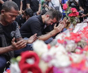 epaselect epa10220730 Players and officials of Arema FC mourn as they pay condolence to the victims of the soccer match riot and stampede outside Kanjuruhan Stadium in Malang, East Java, Indonesia, 03 October 2022. Indonesia's National Police Chief General Listyo Sigid Prabowo announced that at least 125 people, including police officers, were killed after Indonesian police officers fired tear gas to stop soccer fans from entering the pitch causing panic and stampede, following the match between Arema FC and Persebaya Surabaya in East Java on 01 October. The Football Association of Indonesia temporarily suspended the 2022/2023 Liga 1 competition for one week, and prohibited Arema FC from hosting for the rest of the competition this season.  EPA/MAST IRHAM