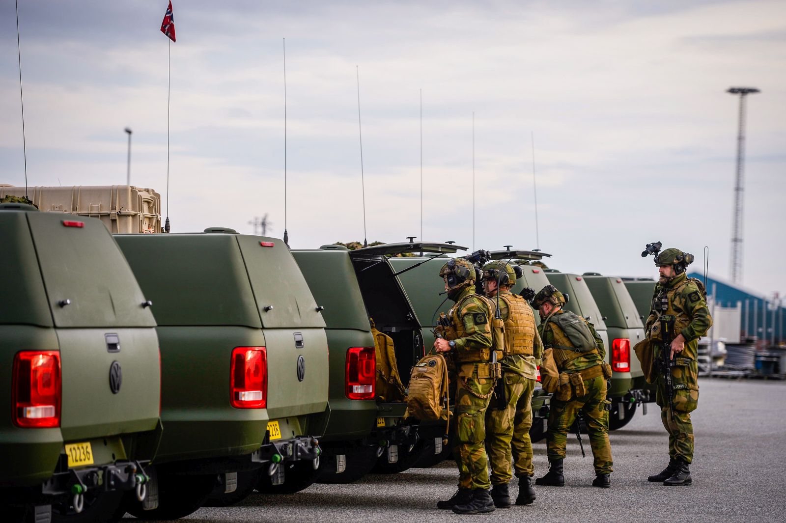 epa10221492 Norwegian Home Guard, Heimvernet, officers are assisting the police with increased security at the petroleum plant Karsto in Rogaland, Norway, 03 October 2022. Norwegian Home guard units are helping with security of major oil and gas processing plants, in wake of recent leaks in the Nord Stream gas pipelines.  EPA/CARINA JOHANSEN  NORWAY OUT