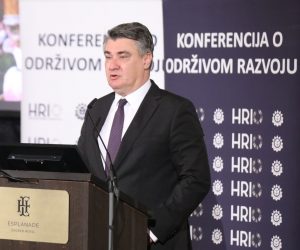 Zagreb, 04.10.2022. -  Hrvatski poslovni savjet za održivi razvoj organizirao je 14. konferenciju o održivom razvoju i 15. dodjelu nagrade za Hrvatski Indeks Održivosti (HRIO). Na fotografiji Zoran Milanović.
foto HINA/ Admir BULJUBAŠIĆ/ abu