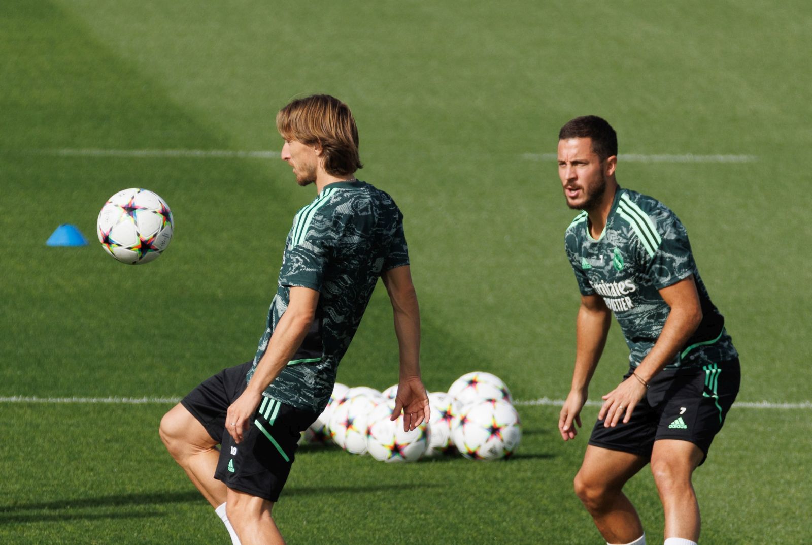 epa10222451 Real Madrid's (L-R) Luka Modric, Eden Hazard and Karim Benzema attend a team's training session on the eve of the UEFA Champions League's group round match between Real Madrid and Shakhtar Donetsk in Madrid, Spain, 04 October 2022.  EPA/SERGIO PEREZ