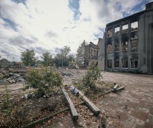 epa10223137 Destroyed buildings in the recently recaptured city of Lyman, Donetsk area, Ukraine, 04 October 2022. The Ukrainian army pushed Russian troops from occupied territory in the northeast of the country in a counterattack. Russian troops entered Ukraine on 24 February 2022 starting a conflict that has provoked destruction and a humanitarian crisis.  EPA/YEVGEN HONCHARENKO