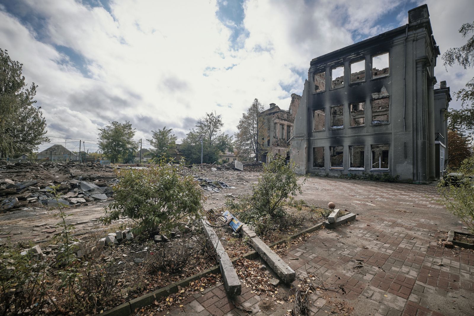 epa10223137 Destroyed buildings in the recently recaptured city of Lyman, Donetsk area, Ukraine, 04 October 2022. The Ukrainian army pushed Russian troops from occupied territory in the northeast of the country in a counterattack. Russian troops entered Ukraine on 24 February 2022 starting a conflict that has provoked destruction and a humanitarian crisis.  EPA/YEVGEN HONCHARENKO