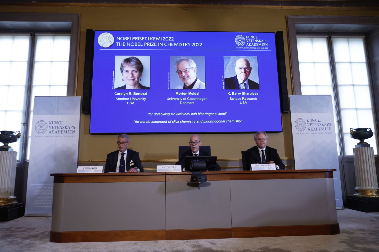 epa10224410 Jonas Aqvist, Chairman of the Nobel Committee for Chemistry (L), Hans Ellegren, Secretary General of the Royal Swedish Academy of Sciences (C) and Olof Ramstrom, member of the Nobel Committee for Chemistry during a press conference at The Royal Swedish Academy of Sciences in Stockholm, Sweden, 05 October 2022. The winners of the 2022 Nobel Prize in chemistry are Caroline R. Bertozzi, USA, Morten Meldal, Denmark and K. Barry Sharpless, USA.  EPA/Christine Olsson SWEDEN OUT