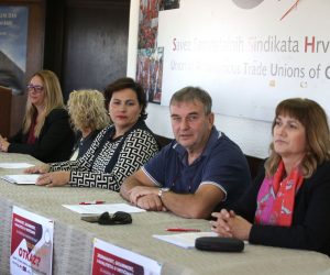Zagreb, 05.10.2022. - Udruga SIDRO, strukovne udruge odgajatelja iz Èakovca, Dubrovnika, Vukovara i Zagreba te sindikati SOMK, SRPOOH, SOOH, SIKD, odrali su konferenciju za medije u povodu najavljenog prosvjeda zaposlenika djeèjih vrtiæa, 22. listopada u Zagrebu. Na konferenciji je bilo rijeèi o stanju u sustavu predkolskog odgoja i obrazovanja, o nepotivanju zakonskih i podzakonskih akata te Ustava koji bi trebao jamèiti kvalitetna radna mjesta, sigurnost djece i dostupnost obrazovanja u predkolskoj dobi. Govorili su: (L-D) Katarina Turgoviæ Gulin, Nada oprek, Iskra Vostrel Prpiæ, Rajko Kutlaèa i Boica iliæ. foto HINA /Zvonimir KUHTIÆ/ kuzo