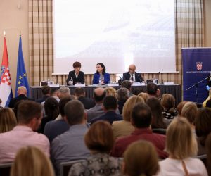 Zagreb, 05.10.2022. - Ministrica poljoprivrede Marija Vuèkoviæ, predstavila je Nacrt stratekog plana Zajednièke poljoprivredne politike 2023.-2027. Na fotografiji eljka Gudelj Velaga, Marija Vuèkoviæ i Tugomir Majdak . foto HINA /Zvonimir KUHTIÆ/ kuzo