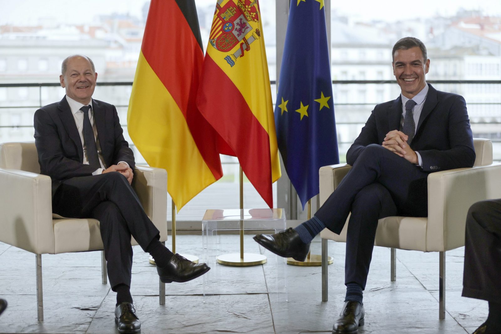 epa10225242 Spanish Prime Minister, Pedro Sanchez (R), meets German Chancellor Olaf Scholz (L) during the Spanish-German Summit held in A Coruna, Spain, 05 October 2022.  EPA/CABALAR