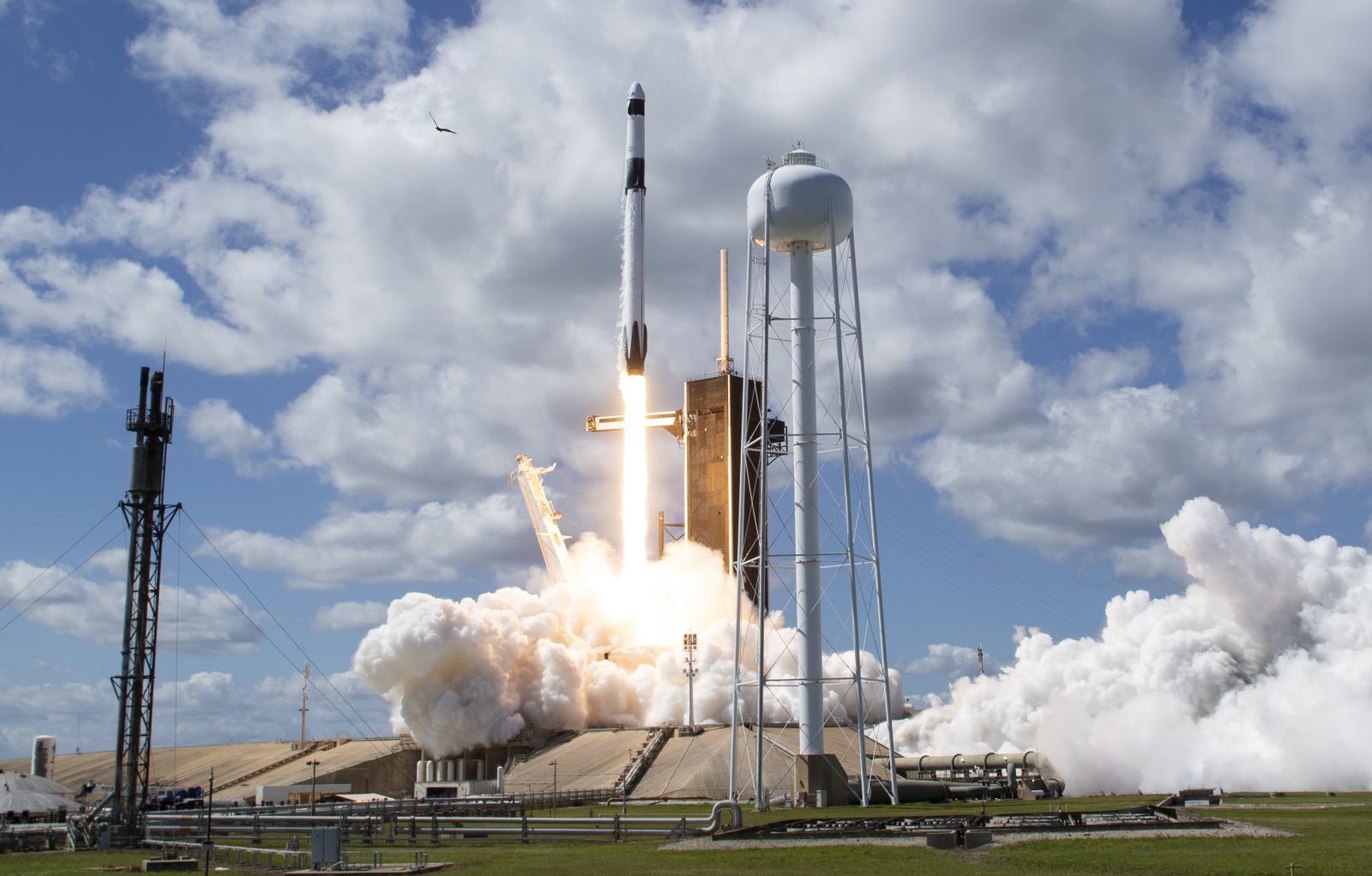 epa10225936 A handout photo made available by NASA shows a SpaceX Falcon 9 rocket carrying the company's Crew Dragon spacecraft  launching on NASA's SpaceX Crew-5 mission to the International Space Station with NASA astronauts Nicole Mann and Josh Cassada, Japan Aerospace Exploration Agency (JAXA) astronaut Koichi Wakata, and Roscosmos cosmonaut Anna Kikina onboard, at NASA's Kennedy Space Center in Florida, USA, 05 October 2022. NASA’s SpaceX Crew-5 mission is the fifth crew rotation mission of the SpaceX Crew Dragon spacecraft and Falcon 9 rocket to the International Space Station as part of the agency’s Commercial Crew Program. Mann, Cassada, Wakata, and Kikini launched at 12:00 p.m. EDT from Launch Complex 39A at the Kennedy Space Center to begin a six month mission onboard the orbital outpost.  EPA/NASA/Joel Kowsky HANDOUT MANDATORY CREDIT: (NASA/Joel Kowsky) HANDOUT EDITORIAL USE ONLY/NO SALES HANDOUT EDITORIAL USE ONLY/NO SALES