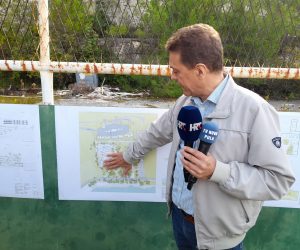 Pula, 6.10.2022.- Predstavnik investitora Hotela Valkane i voditelj projekta Zoran Kostiæ pozvao je graðane da ukoliko su za to da se na Valkanama gradi hotel u nedjelju ostanu doma te da se ne odazovu referendumu. "Poruka ostani doma je rezultat pitanja koja nam svakodnevno postavljaju oni koji su za gradnju hotela. Pitaju nas to da radimo na referendumu, a mi smo im rekli da nema druge poruke nego da ostanu doma" - kazao je Kostiæ na konferenciji za novinare odranoj u èetvrtak na lokaciji gdje bi se trebao graditi hotel dodavi da je referendum njima irelevantan te kako ishod neæe utjecati na njihov projekt. 
foto HINA/ Daniel Sponza/ ua