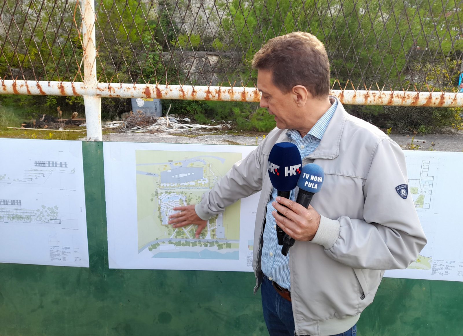 Pula, 6.10.2022.- Predstavnik investitora Hotela Valkane i voditelj projekta Zoran Kostiæ pozvao je graðane da ukoliko su za to da se na Valkanama gradi hotel u nedjelju ostanu doma te da se ne odazovu referendumu. "Poruka ostani doma je rezultat pitanja koja nam svakodnevno postavljaju oni koji su za gradnju hotela. Pitaju nas to da radimo na referendumu, a mi smo im rekli da nema druge poruke nego da ostanu doma" - kazao je Kostiæ na konferenciji za novinare odranoj u èetvrtak na lokaciji gdje bi se trebao graditi hotel dodavi da je referendum njima irelevantan te kako ishod neæe utjecati na njihov projekt. 
foto HINA/ Daniel Sponza/ ua