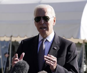 epa10226832 US President Joe Biden speaks to members of the media before his departure to Poughkeepsie, New York, at teh White House in Washington, DC, USA, 06 October 2022.  EPA/Yuri Gripas/ABACA / POOL