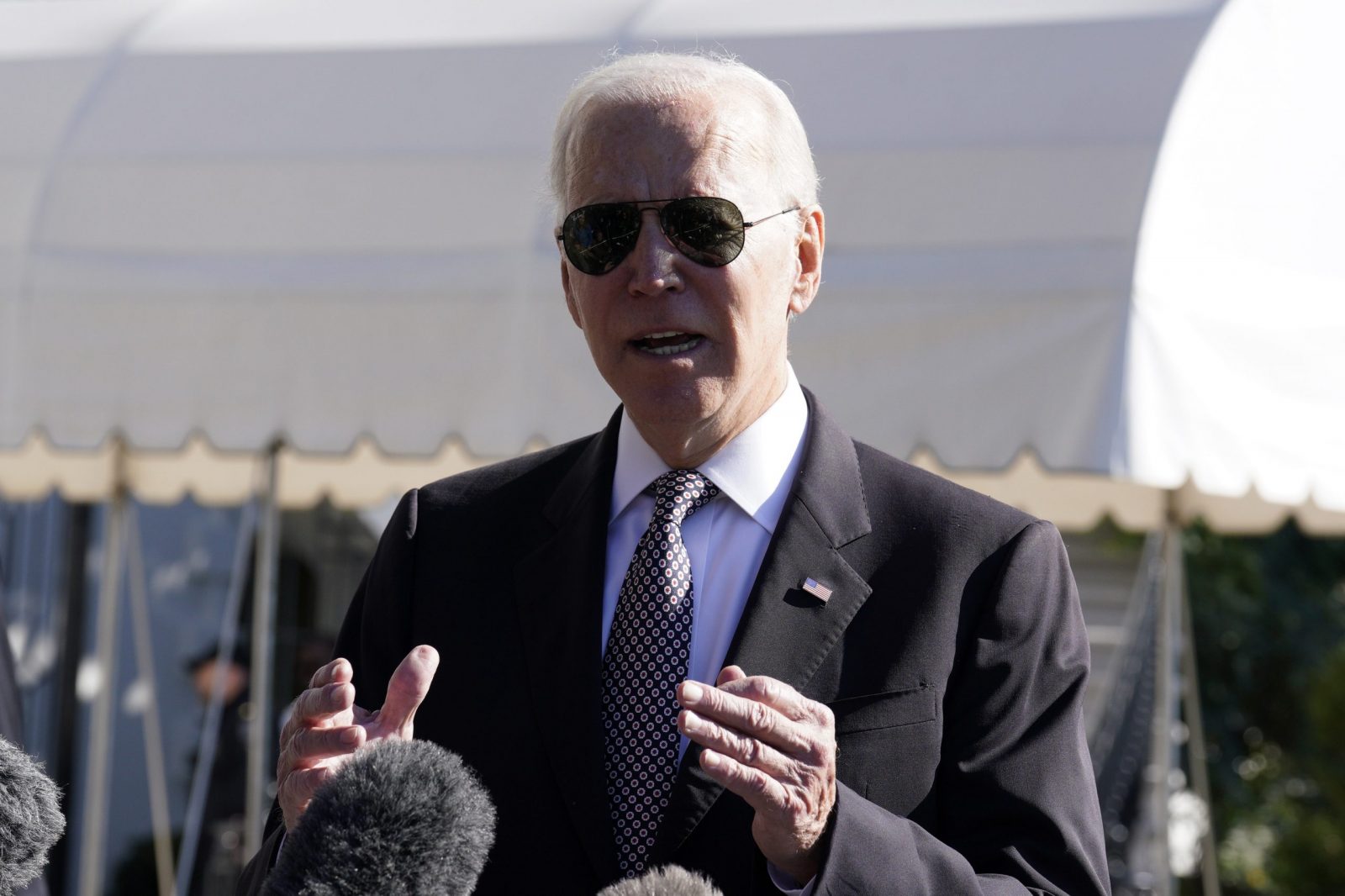 epa10226832 US President Joe Biden speaks to members of the media before his departure to Poughkeepsie, New York, at teh White House in Washington, DC, USA, 06 October 2022.  EPA/Yuri Gripas/ABACA / POOL