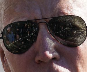 epa10226834 Members of the media are reflected in the sunglasses of US President Joe Biden before his departure to Poughkeepsie, New York, at teh White House in Washington, DC, USA, 06 October 2022.  EPA/Yuri Gripas/ABACA / POOL