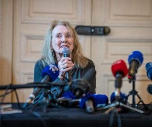 epa10227045 French writer Annie Ernaux adresses a press conference at the headquarters of her publishing house Gallimard in Paris, France, 06 October 2022, after being announced as winner of the Nobel Prize for Literature 2022 by the Swedish Academy in Stockholm, Sweden, earlier the same day.  EPA/CHRISTOPHE PETIT TESSON
